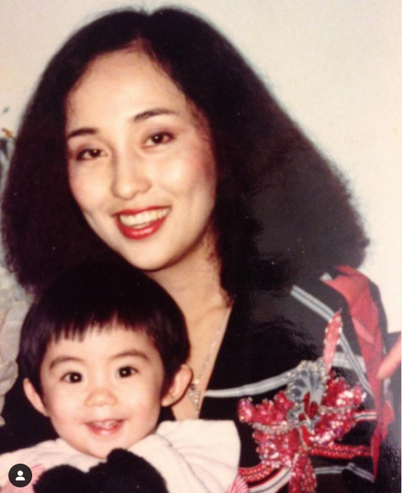 王宇婕的媽媽蕭瑤是60年代當紅的電影明星,氣質出眾吸引眾多粉絲追隨。(圖/翻攝自王宇婕 IG)