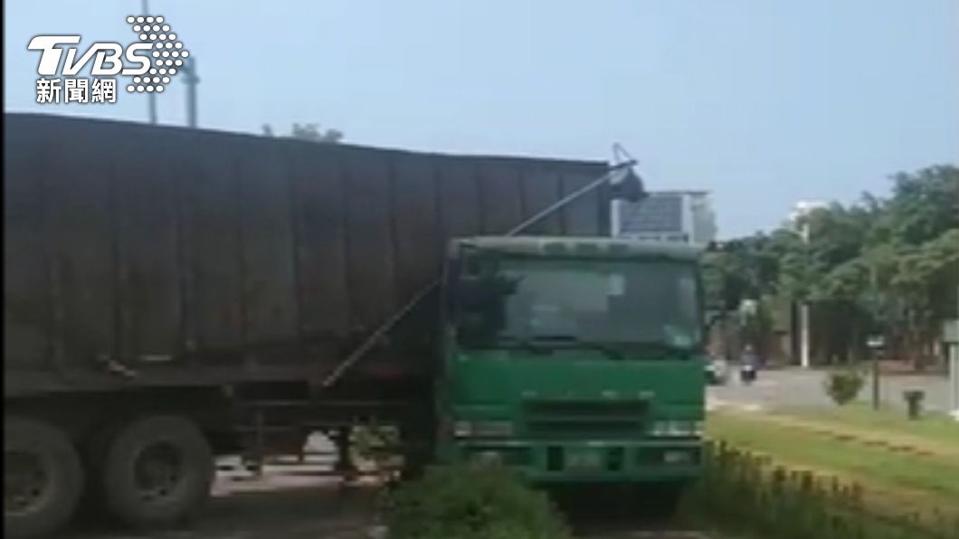 聯結車險些開上輕軌軌道。(圖/TVBS)