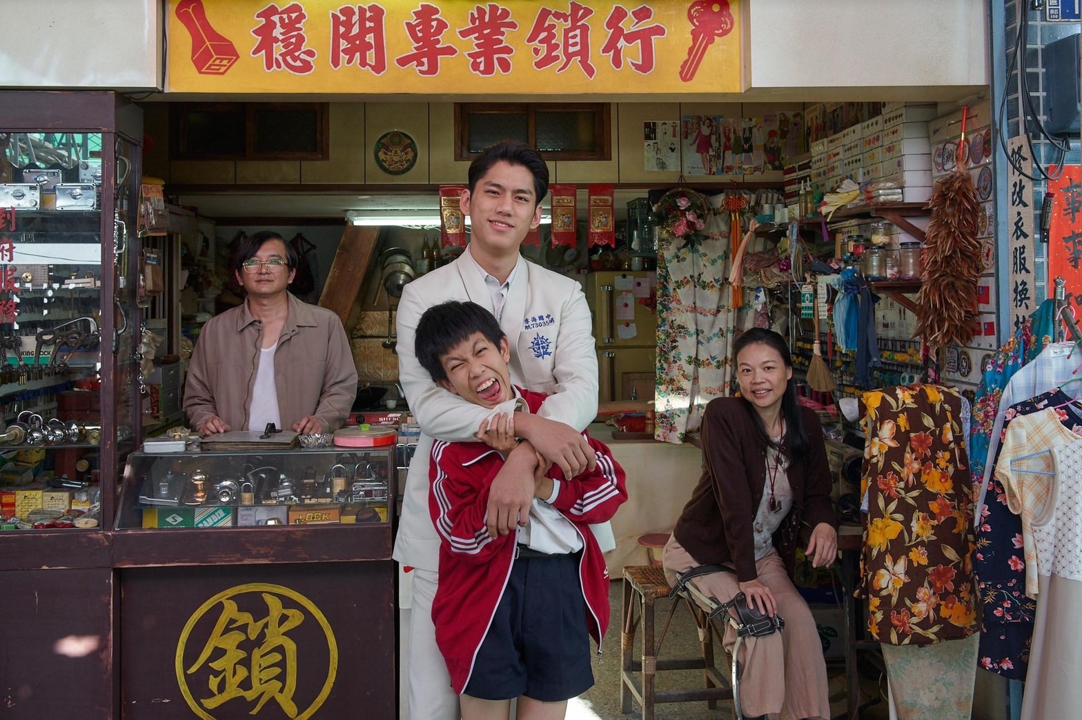 黃舒湄(圖右)在《天橋》中要飾演因患有小兒麻痺走路需靠輔助器行動的客家人「蓋媽」。(圖/翻攝自天橋上的魔術師 公視影集臉書)