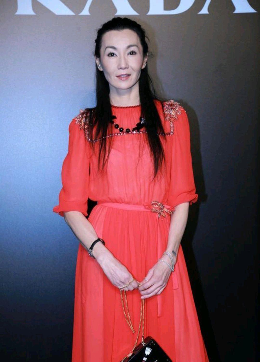 張曼玉多年前出席時尚活動的照片被網友挖出。(圖/翻攝自微博)