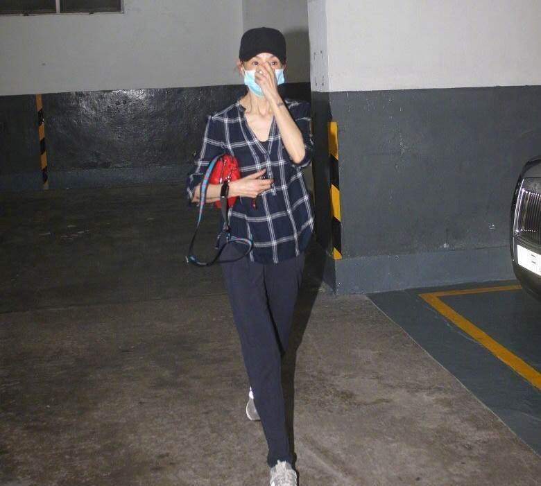 張曼玉被直擊爆瘦。(圖/翻攝自新浪娛樂)
