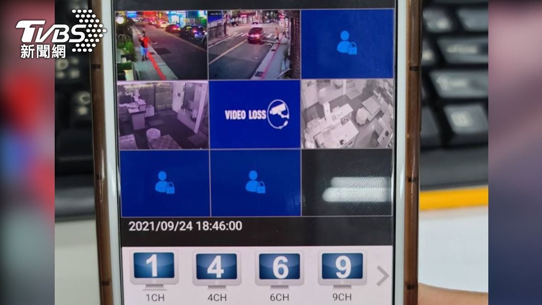 以手機監控店外狀況,避免員警上門。(圖/TVBS)
