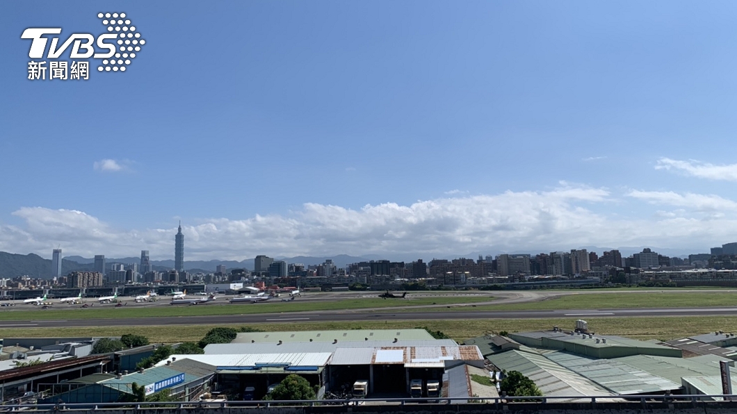 AH-64E阿帕契直升機進駐松山基地替國慶預演做準備。(圖/TVBS)