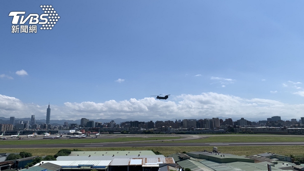 CH-47契努克運輸直升機進駐松山基地替國慶預演做準備。(圖/TVBS)