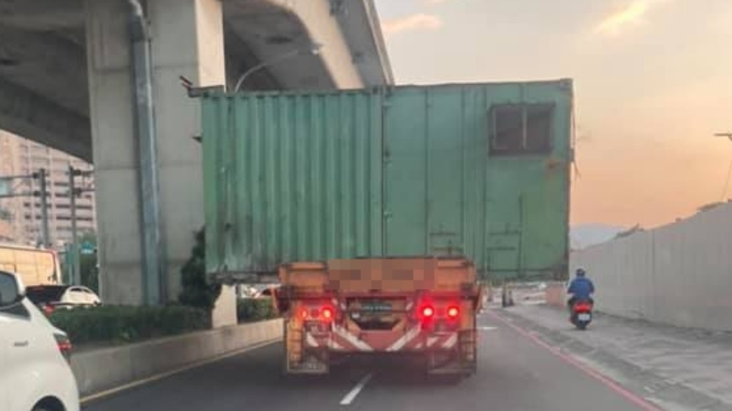 半拖車載貨櫃「打橫的半懸空」!汽機車左右閃險遭巴頭