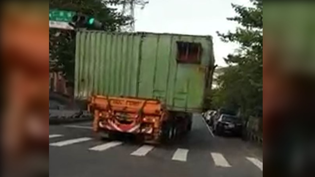 貨櫃超出車身,佔據兩線車道。(圖/翻攝自ㄨㄚ是泰山人 臉書)