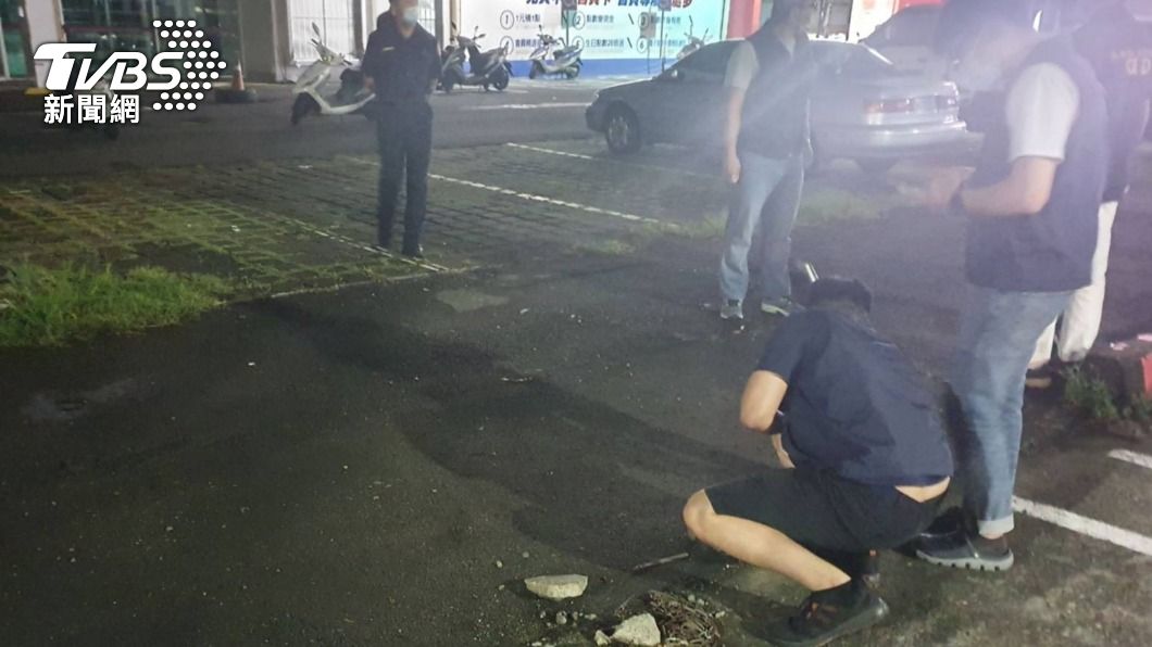 警方到場時只剩下許男倒在地上。（圖／TVBS）