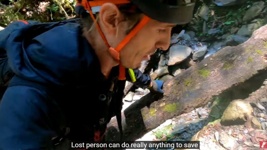 山路艱險連羅培德都費盡力氣才找到失蹤者。（圖／翻攝自Youtube頻道Beast Runners 跑山獸）