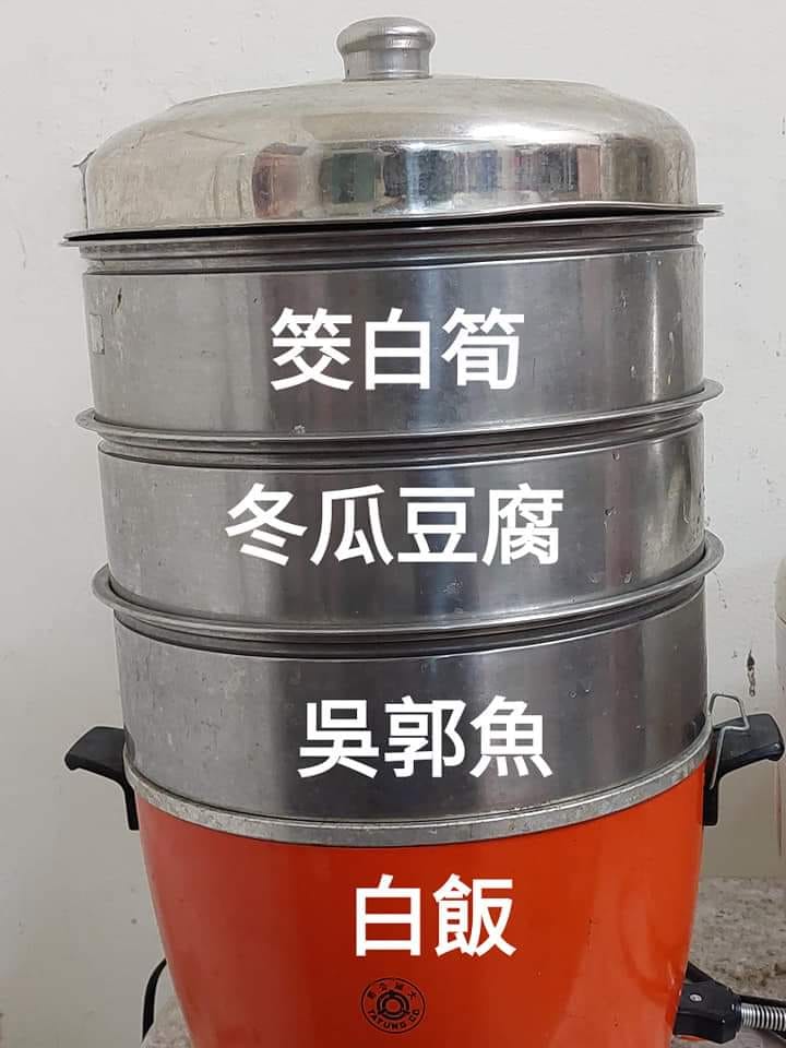網友用不鏽鋼蒸籠一次蒸好白飯以及配菜。(圖/翻攝自「家常菜」)