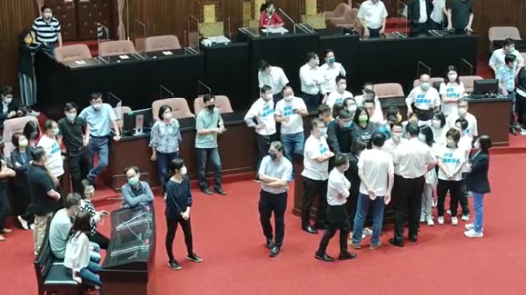 藍綠兩黨一大早前往議場。（圖／翻攝自國民黨立法院黨團Facebook）