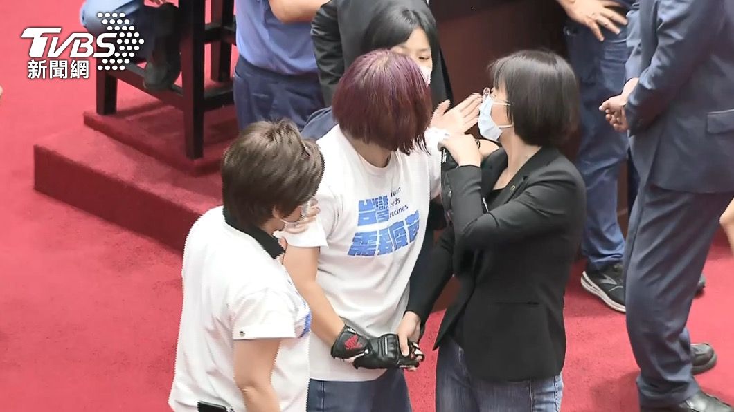藍委陳玉珍今天準備戰鬥手套杯葛議事。(圖/TVBS)