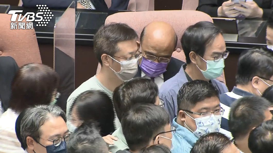 行政院長蘇貞昌被綠委護衛下進行施政報告。(圖/TVBS)