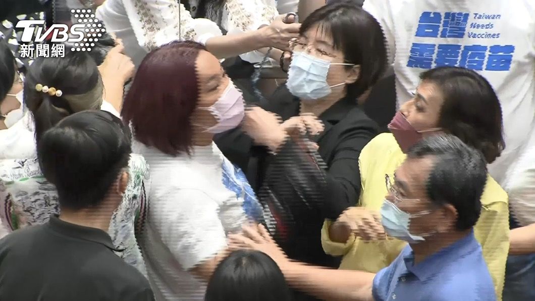 陳玉珍與邱議瑩起衝突。(圖/TVBS)