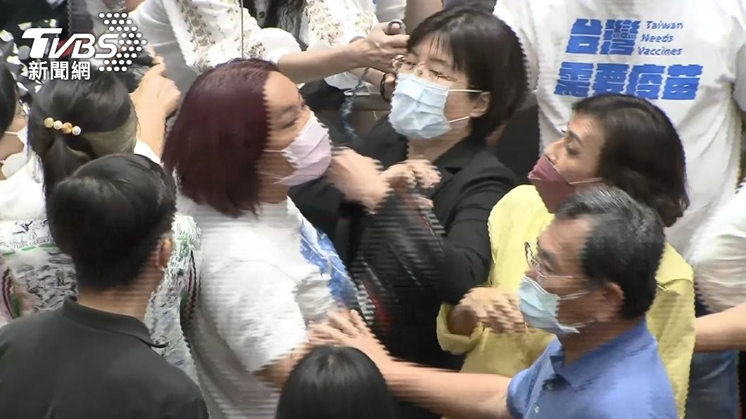 陳玉珍和綠委邱議瑩爆衝突。(圖/TVBS)