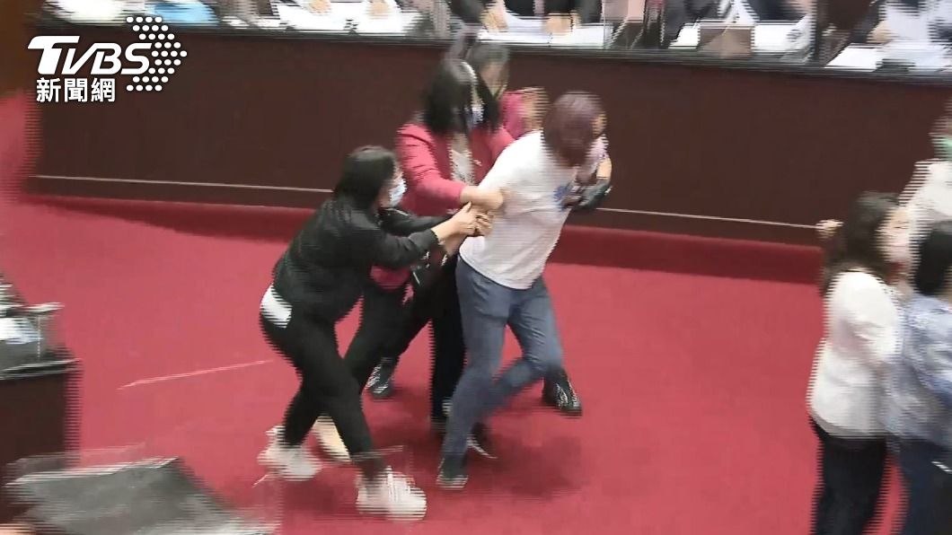 陳玉珍氣勢3人都拉不住。(圖/TVBS)