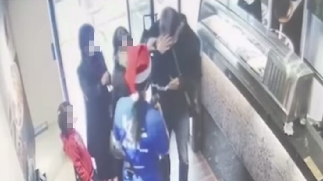 林姓教授痛得摀住雙眼。(圖/Facebook黑社會)