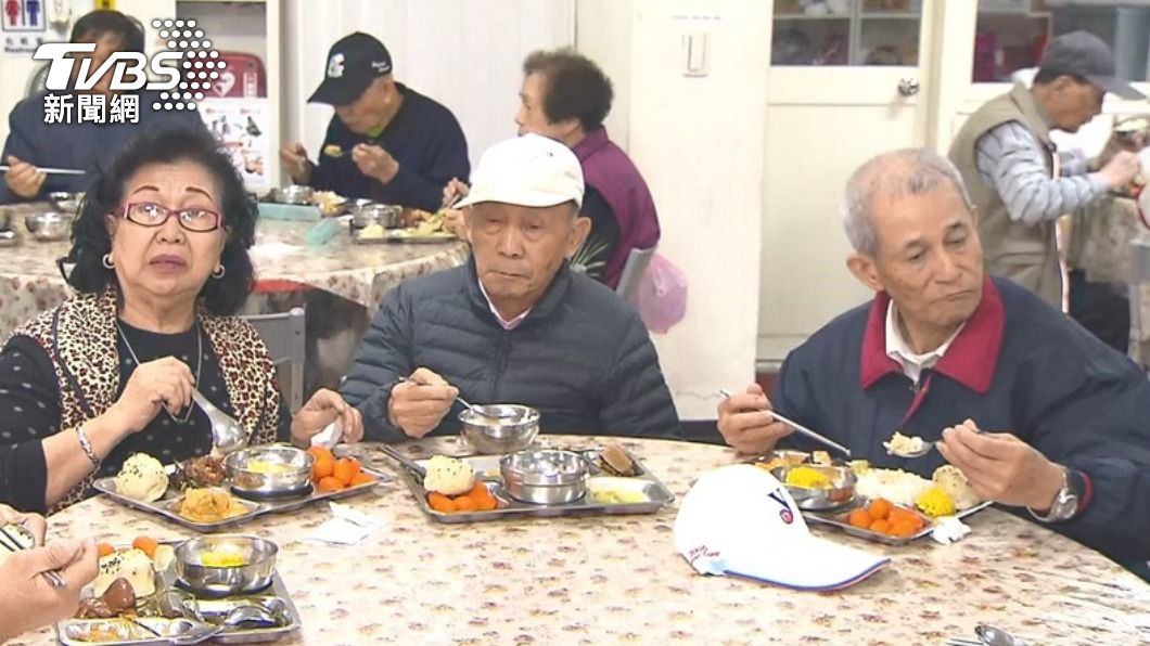 專家建議,可以讓親友陪伴共餐,營造用餐環境氣氛,增加食慾。(示意圖/TVBS)