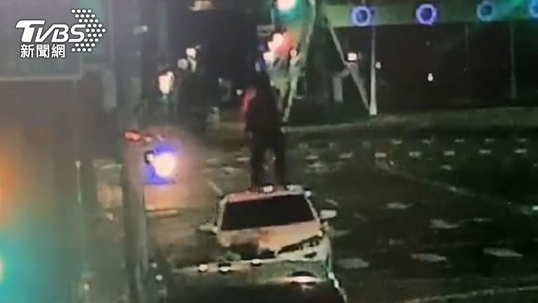 男吸強力膠精神恍惚!爬保全車頂踩踏 娃娃機店搞破壞