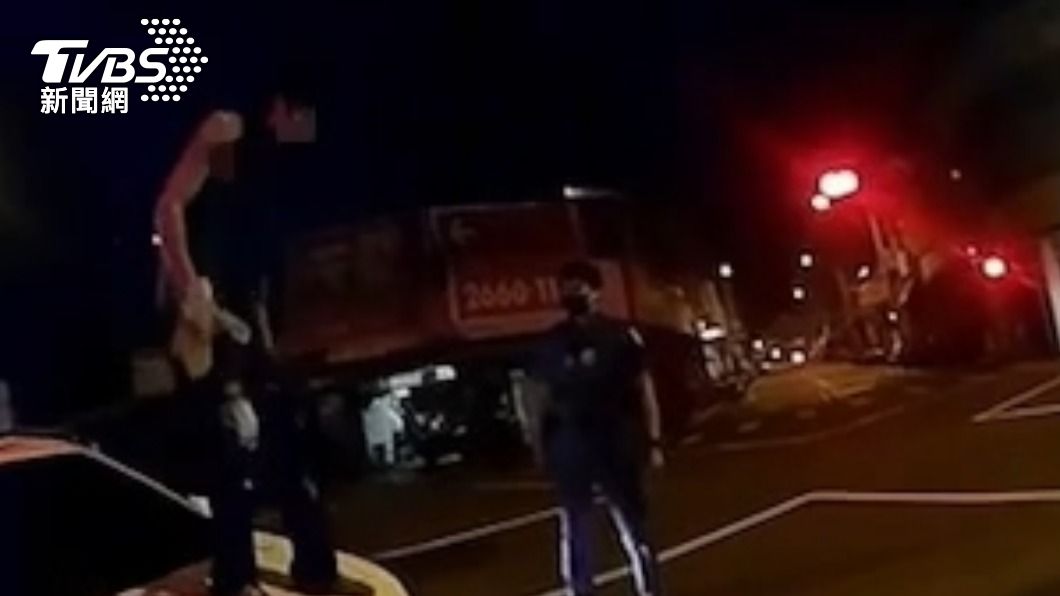 警方喝斥劉男下車。(圖/TVBS)