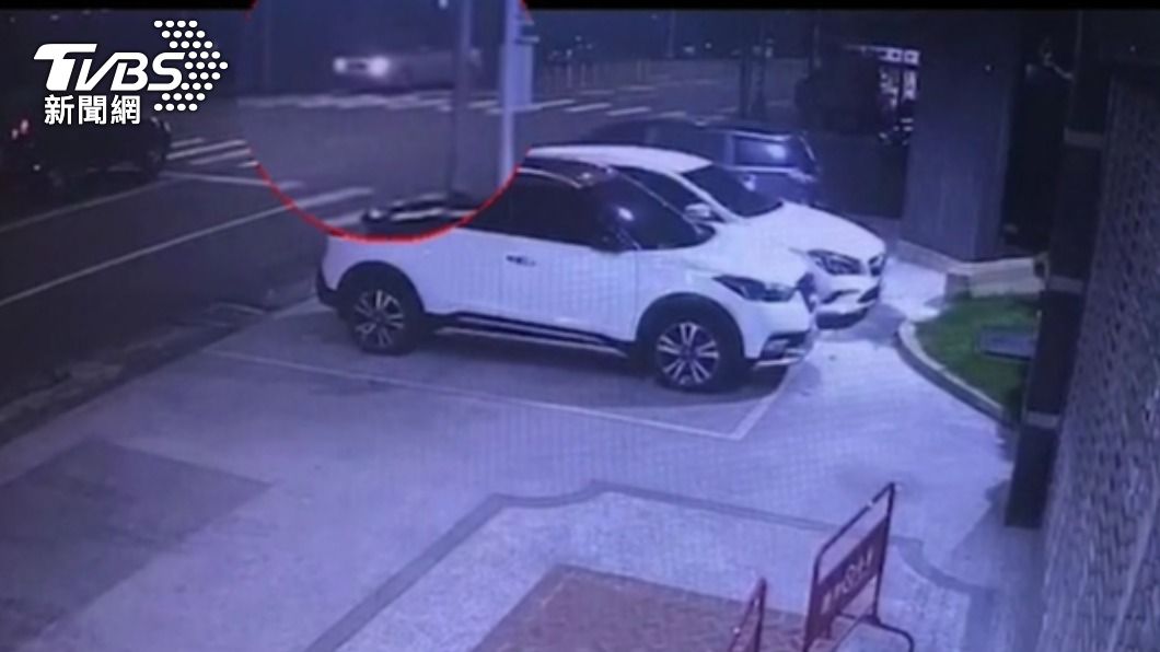 警方發現銀色轎車邊開邊抖動。(圖/TVBS)