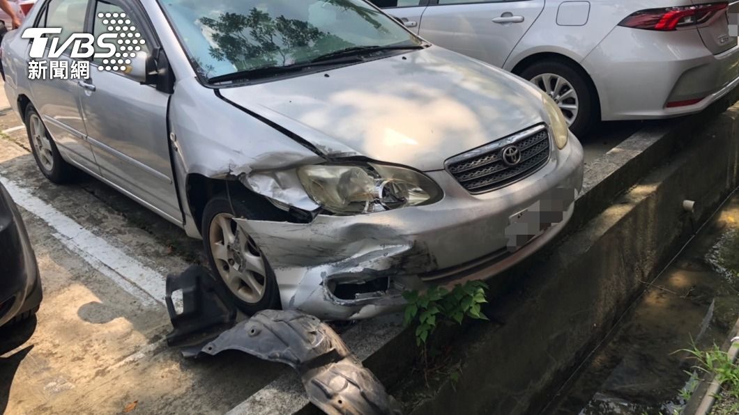 謝男的車頭也嚴重損毀。(圖/TVBS)