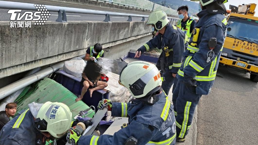 國1大貨車摔邊坡竟慘卡2車道　2人頭部受傷送醫