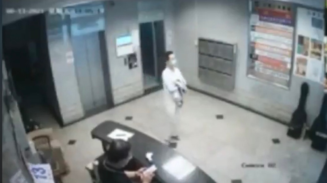 電梯到白衣男仍不上樓。(圖/翻攝自小一聯盟)