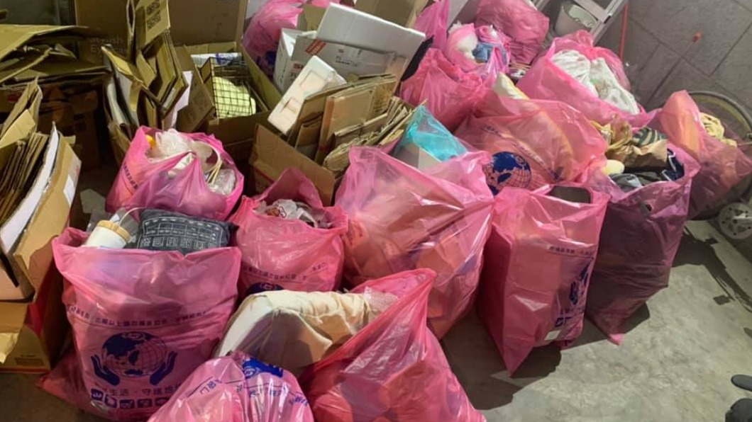 房東買了20多個75公升的垃圾袋,才清理完畢。(圖/當事房東提供)
