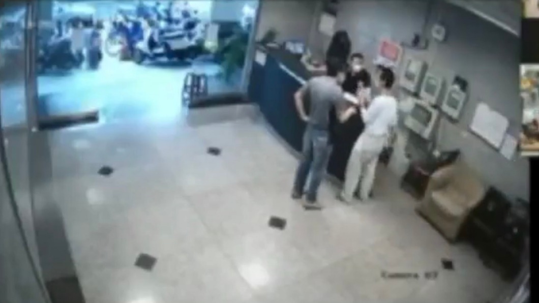 班主任到場喝斥並報警處理。(圖/翻攝自小一聯盟)