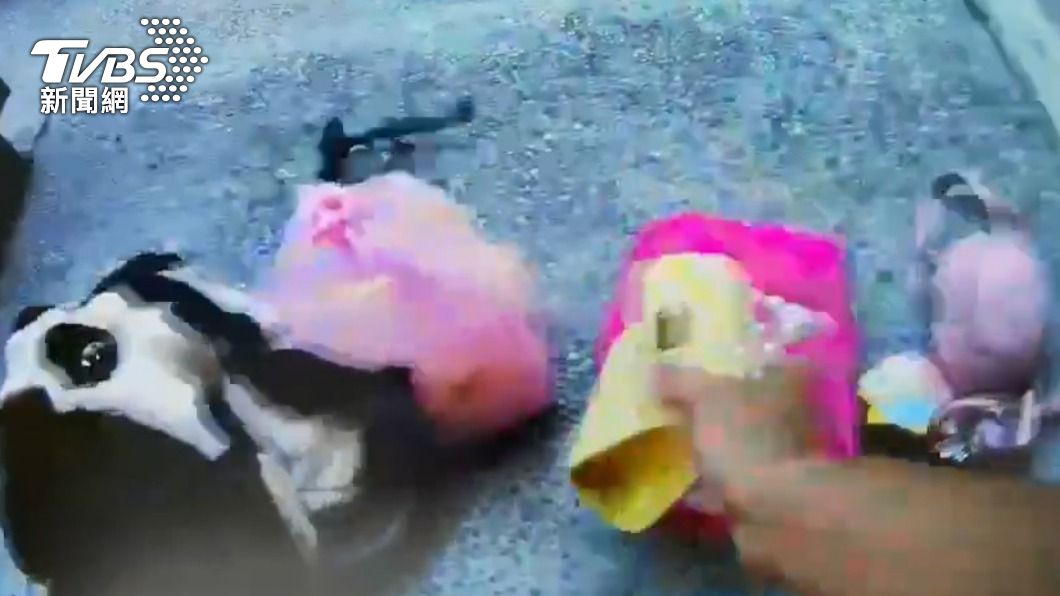女子包包內的物品全被謝男翻了出來。（圖／TVBS）