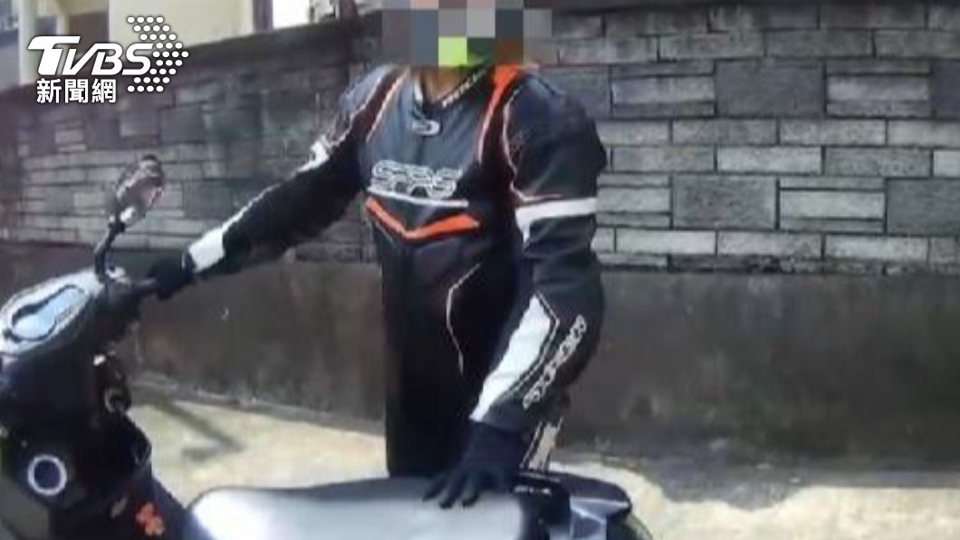 林男「翹孤輪」又車速過快遭警攔下，還一度裝無辜。（圖／警方提供）