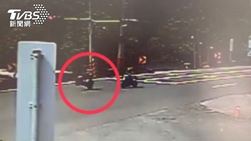 想耍帥?機車「翹孤輪」過馬路 警車全都錄恐重罰2萬4