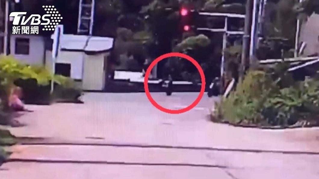 林男「翹孤輪」穿越路口，警方全程目擊。（圖／警方提供）