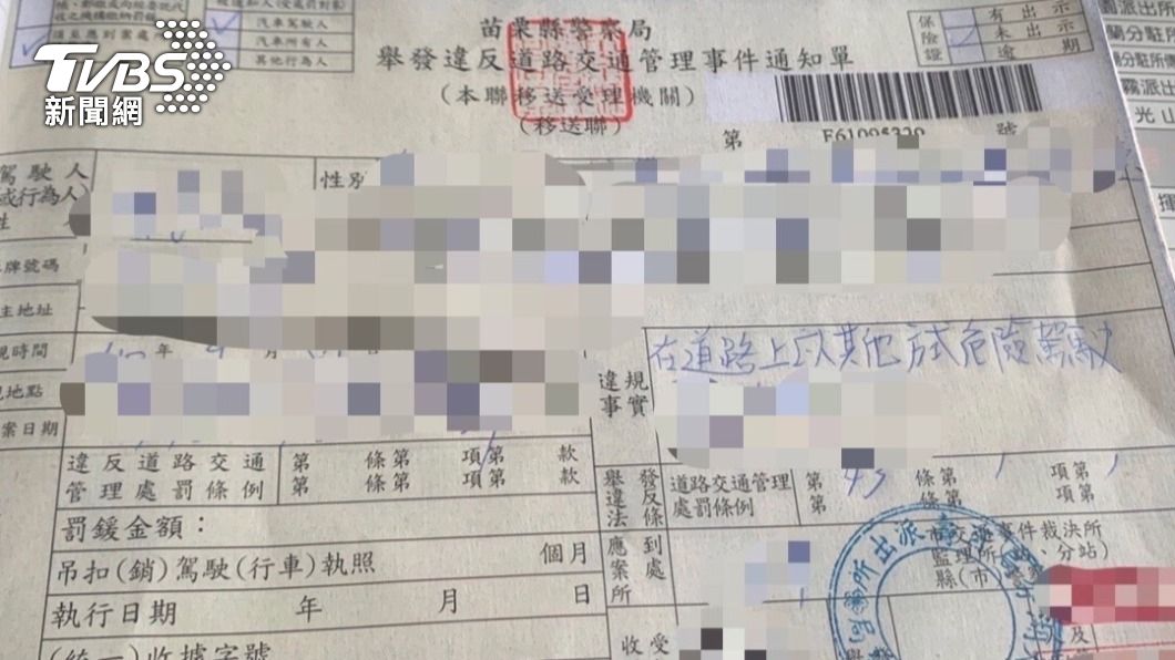 林男「翹孤輪」穿越路口，恐怕得吃上最高2萬4000元的罰單。（圖／警方提供）