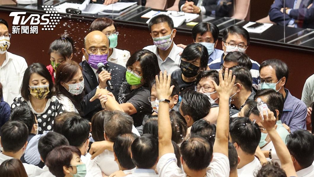 立院爆衝突！藍委潑水杯葛議事　蘇貞昌：暴力政黨行為