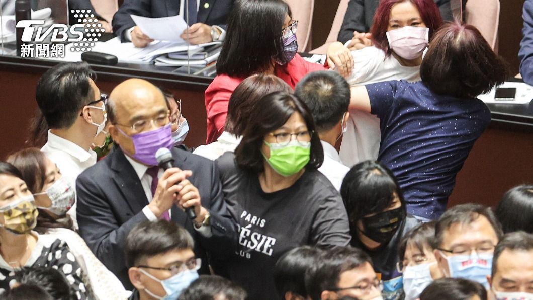 蘇貞昌施政報告混亂中結束。（圖／中央社）