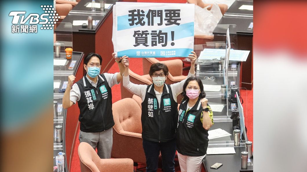 民眾黨團舉牌抗議，要求質詢。（圖／中央社）
