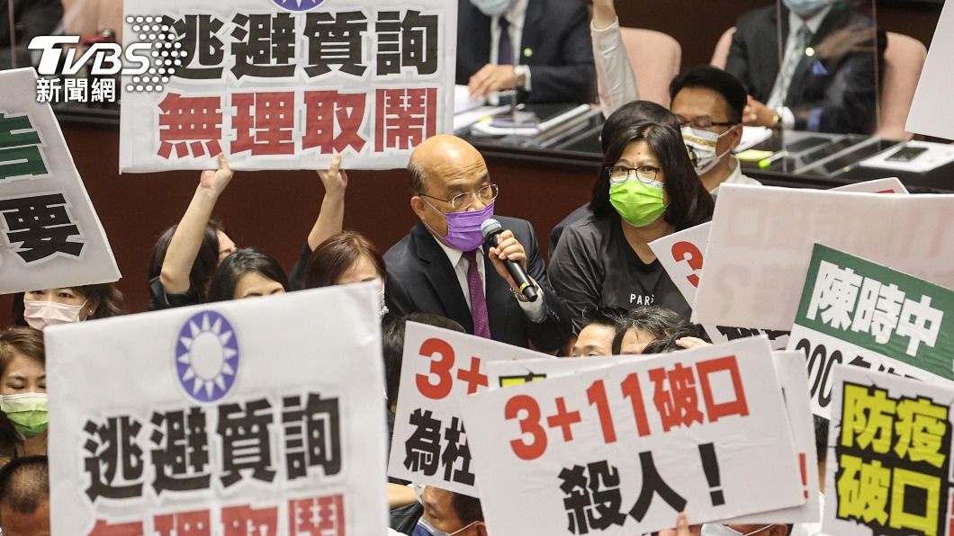 蘇貞昌施政報告，朝野立委爆發推擠衝突，藍黨團舉牌抗議。（圖／中央社）