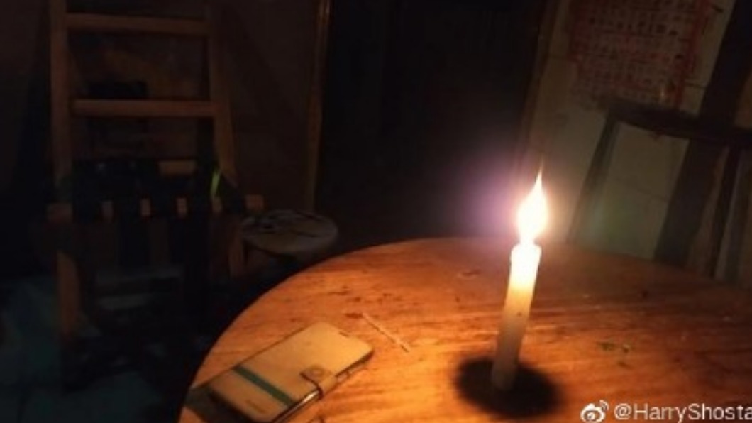 中國大陸面臨限電危機,民眾在家點起蠟燭。(圖/翻攝自HarryShosta微博)