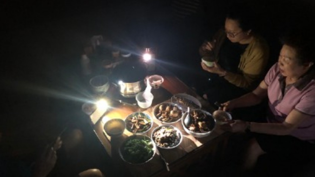 陸網友分享停電家中用手機手電筒打光畫面。(圖/翻攝自HarryShosta微博)