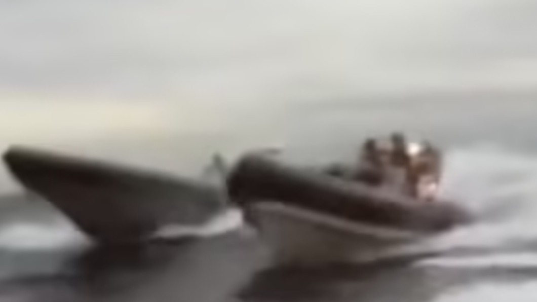 西班牙國民警衛隊(左)與英國皇家海軍(右)於直布羅陀海峽發生擦撞。(圖/翻攝自Daily Mail U.K. 官網)