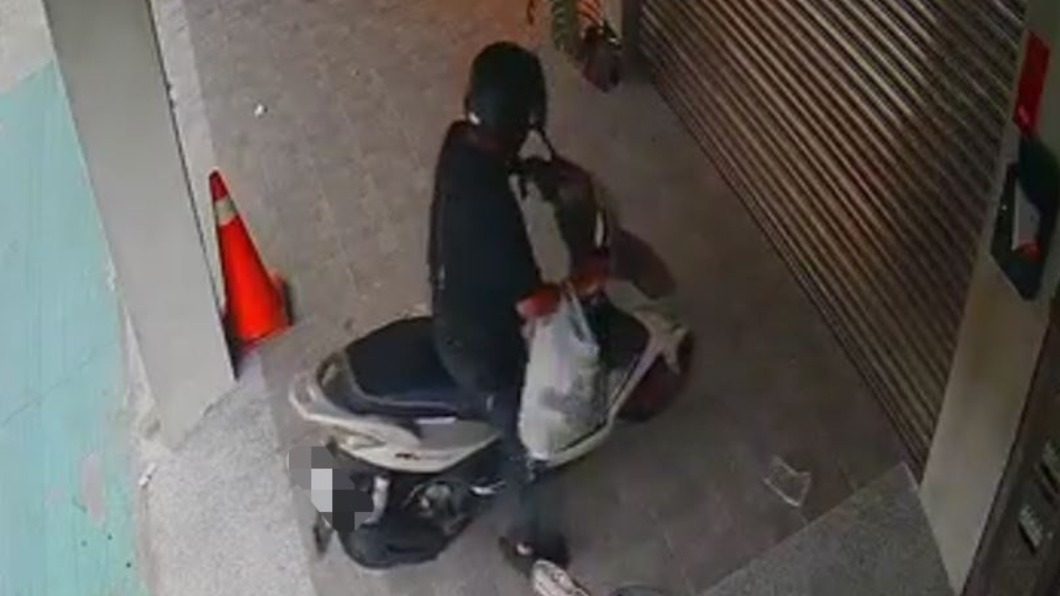 機車鑰匙沒拔被盯上!嫌偽裝車主 1分鐘偷竊得逞