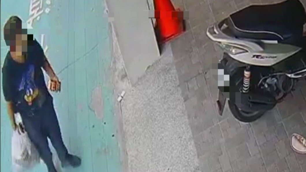 嫌犯發現機車鑰匙沒拔，發現附近沒人欲下手行竊。（圖／翻攝自我是三重人 臉書）