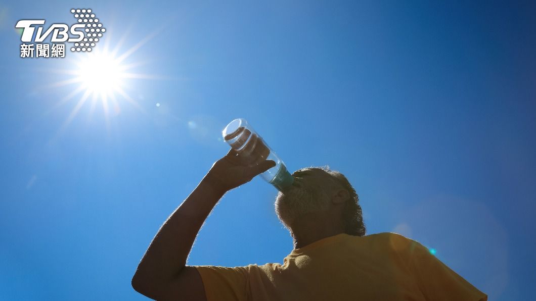 醫師表示,天氣熱容易發生血栓靜脈炎,要多喝水。(圖/shutterstock達志影像)