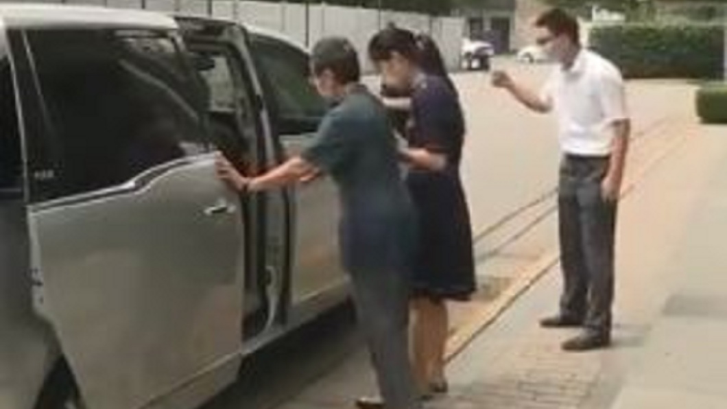 老婦人前往銀行提領竟還領出將近多一倍的金額。（圖／翻攝自央視網微博）