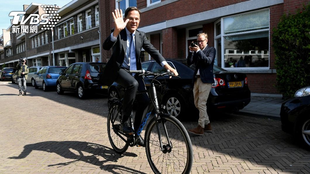 荷蘭首相愛騎車趴趴走!遭販毒集團盯上 維安超緊張