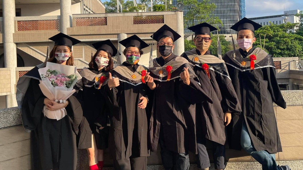 房業涵(左一)與同學合影。(圖/翻攝自房業涵臉書)