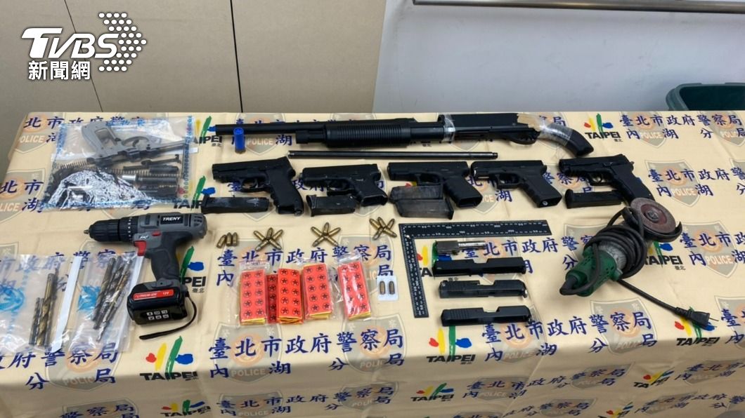 警方查扣大量槍支。(圖/TVBS)