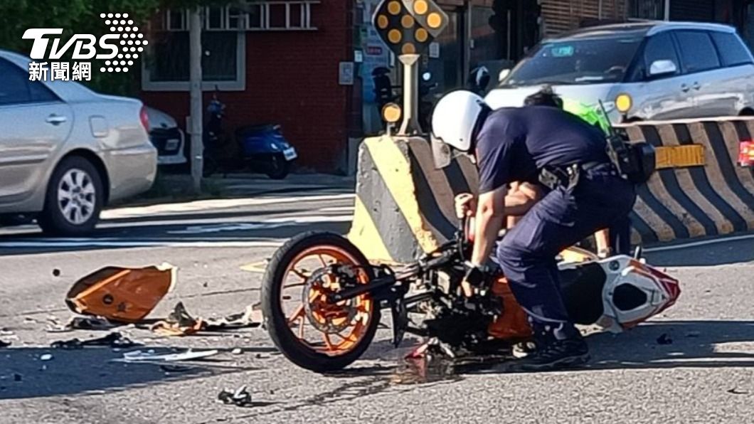 2男騎輕擋車到金山!貨車轉彎撞上 1人噴飛車全毀