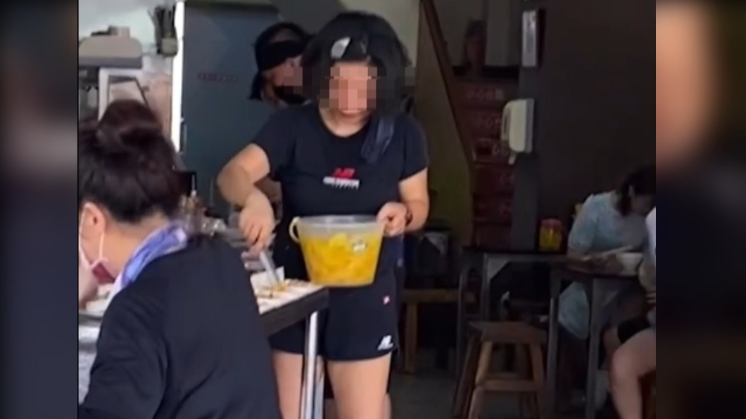 台南蝦仁飯女員工無罩夾菜 遭勸阻竟嗆顧客「去檢舉啊」